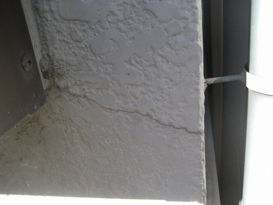 久喜市で雨樋下の外壁にひび割れ