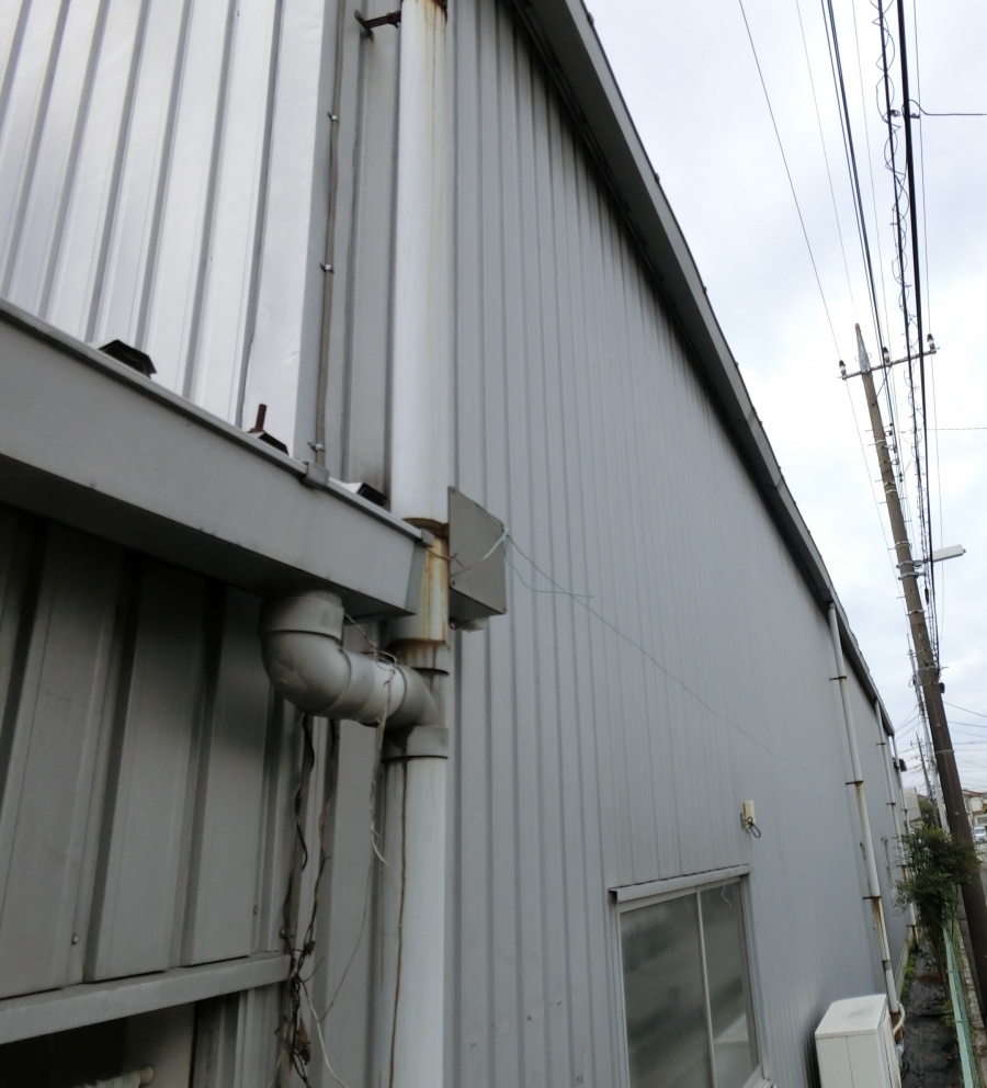 川越市にある倉庫で雨樋の歪みの調査を行いました
