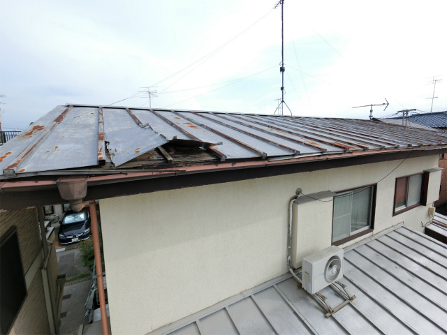 上尾市で屋根の剥がれあり、調査に伺いました