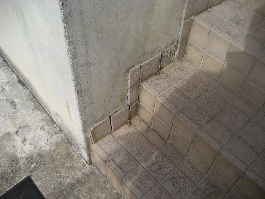 階段タイル　剥がれ　川口市