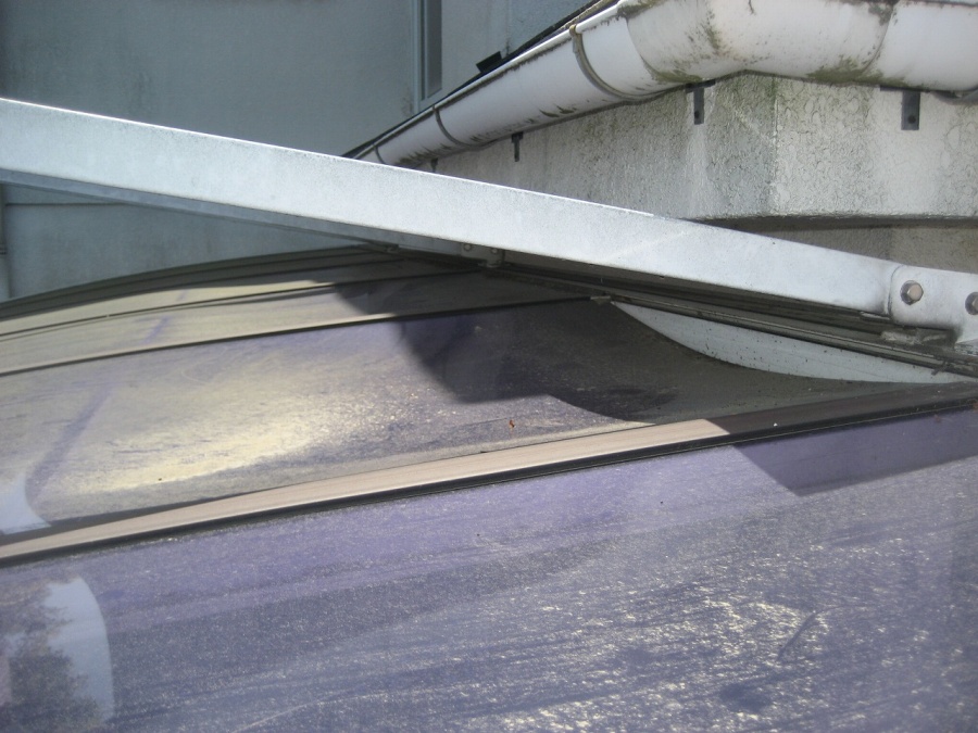 ベランダ屋根　凹み写真