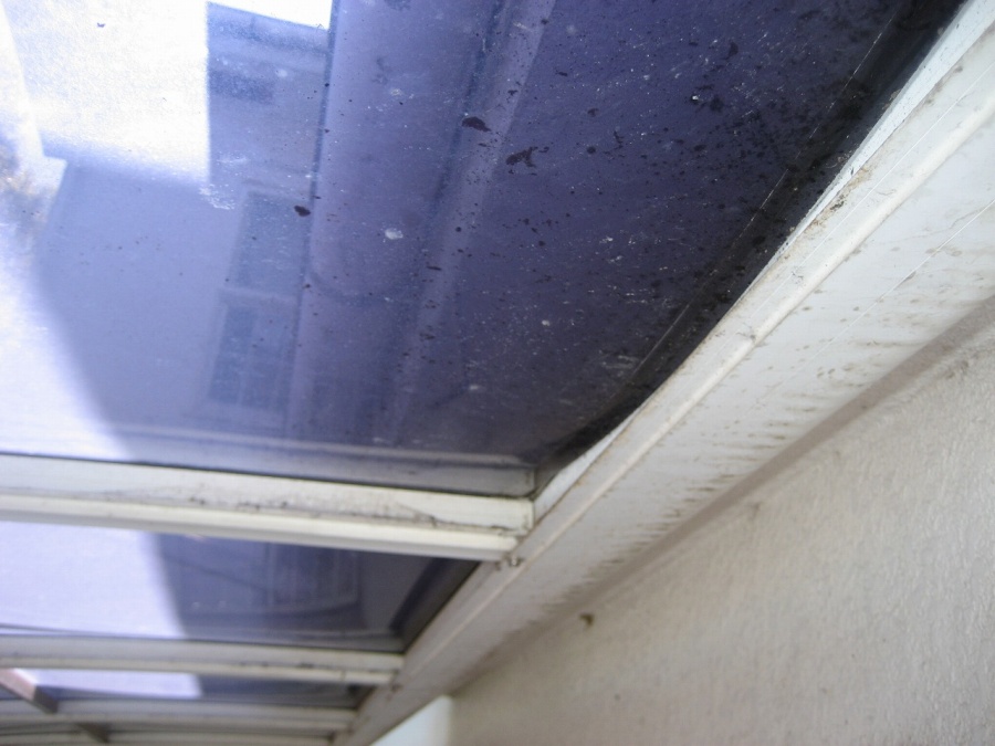 ベランダ屋根　凹み　裏側