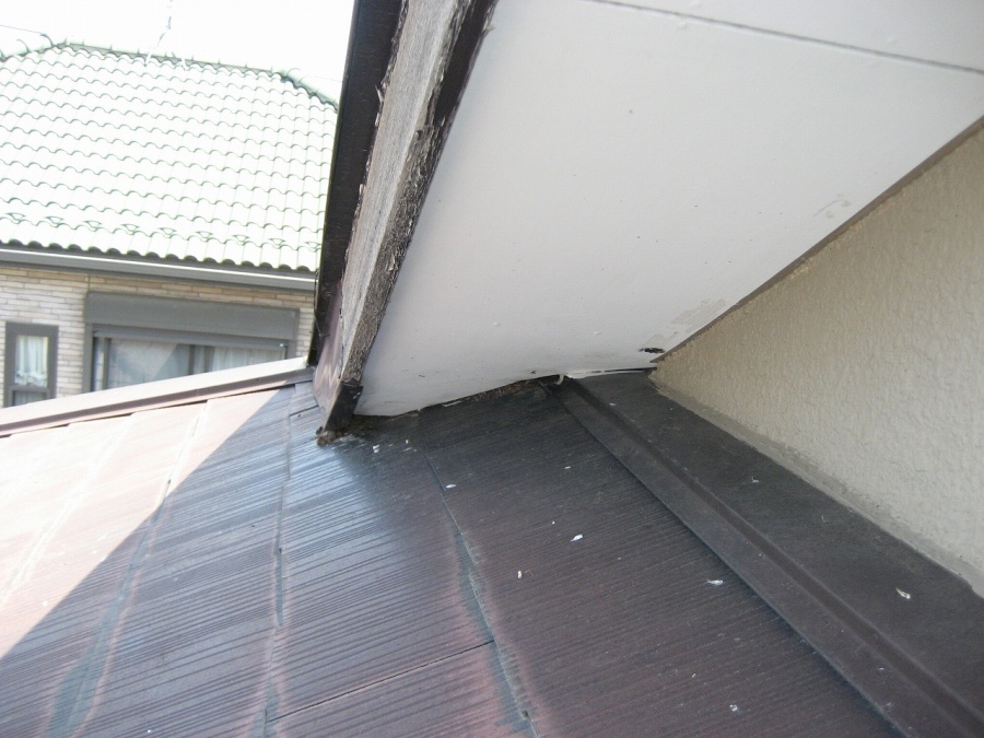 軒天　剥がれかけ　写真