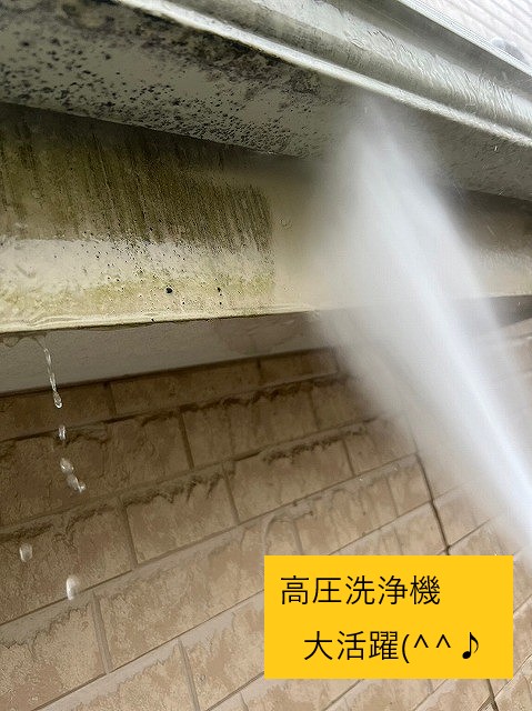 鴻巣市で屋根塗装・外壁塗装をする前に必要な足場の設置と高圧洗浄作業