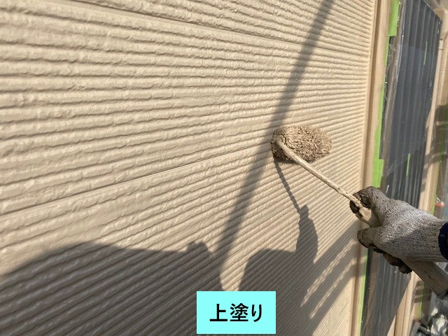 外壁塗装上塗り作業