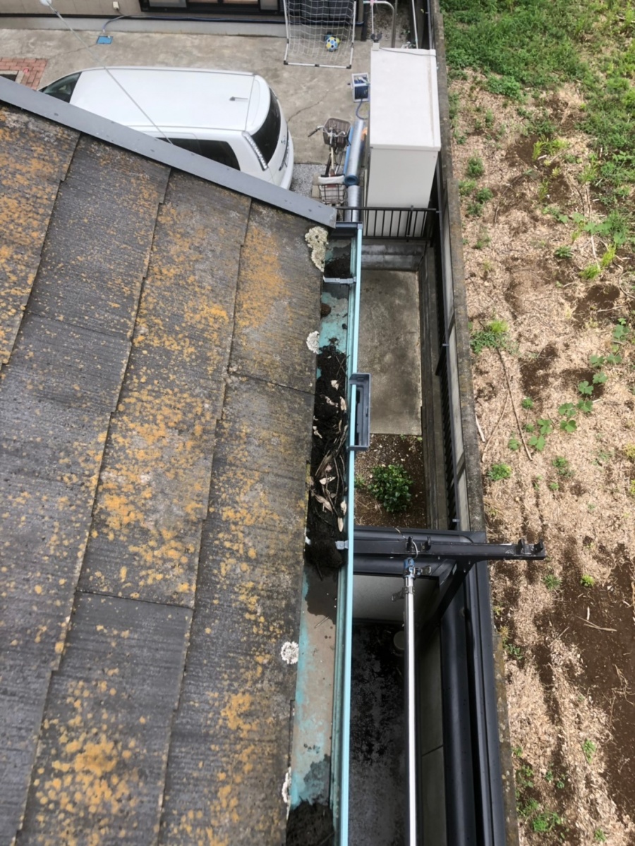 伊奈町雨樋の中に泥の詰まり