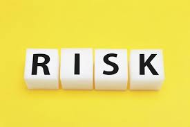 瓦は一枚ずつ組み合わせて雨を防ぐ構造ですが、経年劣化でかみ合わせが甘くなり、一部の瓦が浮き上がっていました。  浮いた瓦の下の防水紙が直接雨水にさらされるため、下地や軒天に水が回るリスクが高まります。小さな浮きでも放置すると雨漏りにつながり、家全体の耐久性に影響します。