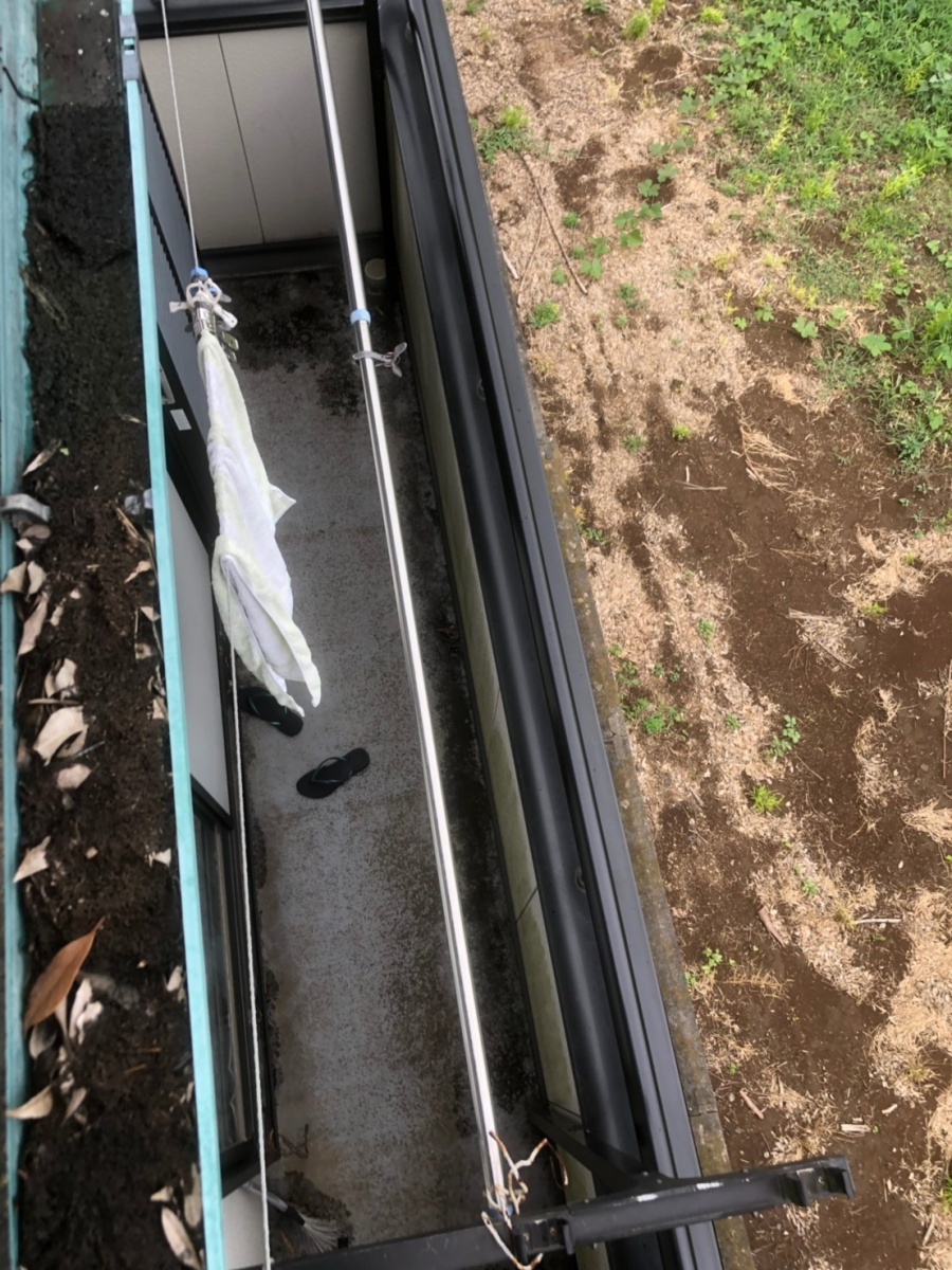 伊奈町 雨樋に溜まった泥