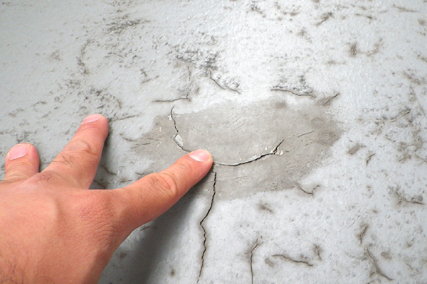 陸屋根の床表面に出来た亀裂