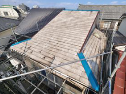 塗膜が剥がれ、汚れが目立つ施工前のベージュ色のスレート屋根